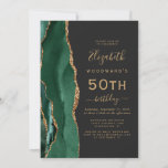 Convites Emerald Green Dourado Agate Dark 50th Festa de ani<br><div class="desc">A borda esquerda deste elegante convite de aniversário moderno apresenta uma esmeralda verde aquarela agate borda com brilho dourado. O texto personalizável combina manuscrito dourado,  fontes em copperplate e itálico em um fundo preto de slate. O verso apresenta um design emerald verde e dourado.</div>