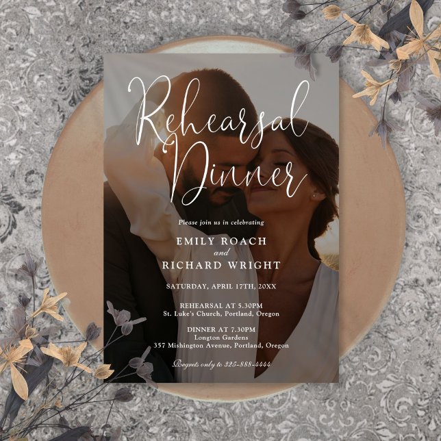 Convites Ensaio de Jantar de Noite com Elegante Roteiro Mod (Elegant Modern Script Photo Rehearsal Dinner Invitation)