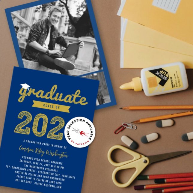 Convites Esboço de Graduado de 2026 Foto 3 Festa de Graduaç (2026 Gold Graduate Sketch On Blue (color is customizable) Graduation Party Invitation @ fatfatin)
