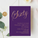 Convites Escrito em ouro roxo 60º aniversário<br><div class="desc">Um convite moderno e na moda para uma 60ª festa de aniversário. Um fundo de cor púrpura e a palavra Sessenta escrita com letras elegantes e grandes em dourado falso. Personalize e adicione um nome e detalhes da parte.</div>
