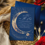 Convites Escrito na Festa de noivado Celestial das Estrelas<br><div class="desc">Chamado "Escrito nas Estrelas", este convite para noivados, gravado em azul marinho e acentuado com ouro, tece uma história de amor misturada ao mistério do cosmos. Sua design apresenta uma lua crescente metálica, estrelas suavemente brilhantes, constelações ilimitadas, galáxias distantes e a grandeza dos corpos celestes, meticulosamente montadas para espelhar o...</div>