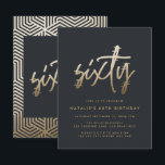 Convites Escrito simples de na moda elegante do aniversário<br><div class="desc">Simples na moda de 60 anos de aniversário com um guião de ouro elegante e um convite de 60 anos geométrico. Padrão geométrico moderno do dorso. Parte de uma coleção.</div>