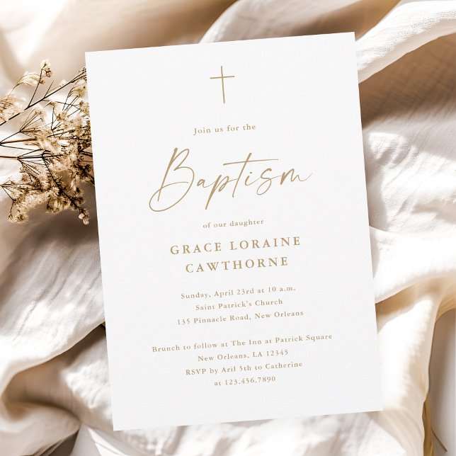 Convites Escuro Elegante Moderno Dourado Batismo Cruz (Modern elegant script gold cross baptism invitation.)