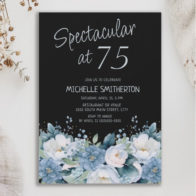 Convites Espetacular 75 Azul, Azul, Branco, Preto (Dusty blue and white floral on black "Spectacular at 75" women's birthday party invitation)