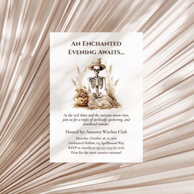 Convites Esqueleto de outono engraçado - Recolha de queda d (Funny Autumn Skeleton – Witchy Fall Gathering Invitation on a neutral dry palm leaf)
