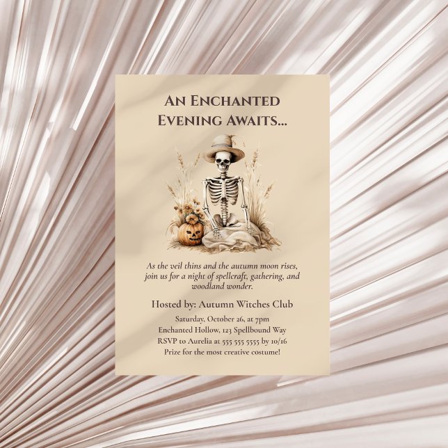 Convites Esqueleto de outono engraçado - Recolha de queda d (Funny Autumn Skeleton – Witchy Fall Gathering Invitation on a boho neutral dry palm leaf)