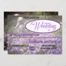 Estátua feminina com phlox violeta azul esquecendo