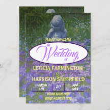 Estátua feminina com phlox violeta azul esquecendo