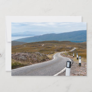 Convites Estrada de solteiro estreito nas montanhas ocident