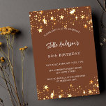 Convites Estrelas de ouro marrom de aniversário luxuosas<br><div class="desc">Um fundo castanho decorado com estrelas ouros. Personalize e adicione um nome e detalhes da parte. O nome é escrito com um script de estilo manuscrito,  letras brancas coloridas.</div>