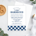 Convites Eu faço Festa de noivado CHURRASCO Marinho Azul De<br><div class="desc">Um convite para festa de noivado de casamento festivo e na moda para um evento casual de CHURRASCO de jardim de verão "Eu faço". Marinho azul e branco com destaque para o padrão da xadrez gingham.</div>