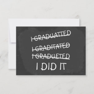Convites Eu me formei com o Humor Chalkboard.