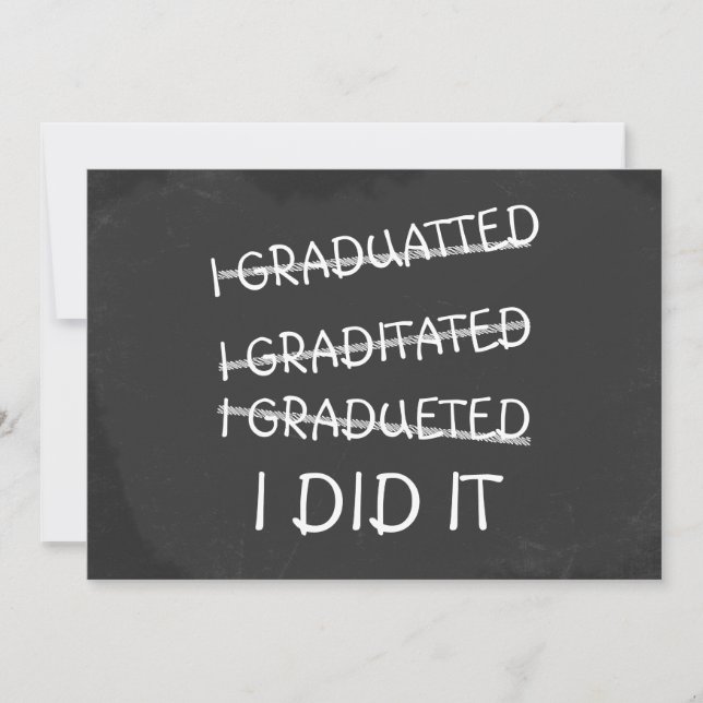 Convites Eu me formei com o Humor Chalkboard. (Frente)