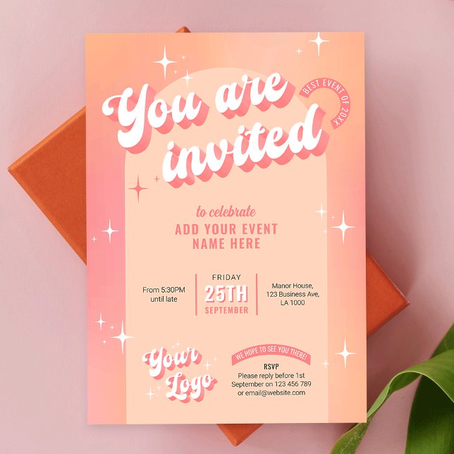 Convites Evento Comercial do Logotipo Moderno Rosa Pêssego  (Trendy business invitation design with groovy fonts, peach and pink feminine colors and sparkles)