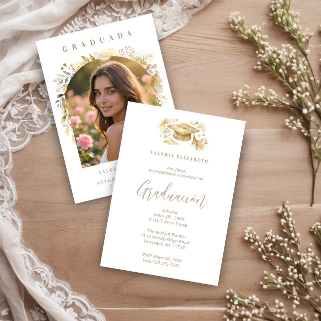 Convites Exquisite Beige Graduate Cap Floral Arch Photo (Exquisite Graduate Cap in Beige Tones Graduation Invitation Card Design in Spanish with Front Photo.)