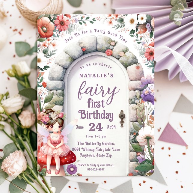 Convites Fada-Porta-Fada, Fada-Cabelo-Castanho, Primeira Fe (Fairy First Birthday Invitation with Brown Hair Fairy Girl and Enchanted Doorway)