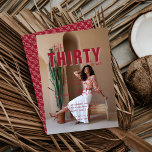 Convites Fale 30 comigo | Foto de aniversário de 30 anos<br><div class="desc">Convites de festas de aniversários modernos com tipografia vermelha ousada sobrepõem-se à sua foto favorita. Pode ser personalizado para qualquer idade e cores. Não fica melhor que esta combinação de cores. Modernos e divertidos, incríveis tons de rosa e vermelho doce são muito charmosos e doces! Celebre o seu próximo giro...</div>