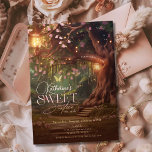 Convites Fantasy Woodland Encantado Forest Glow Sweet 16<br><div class="desc">Essa design cativante os convida a entrar em uma floresta mágica onde florescem flores brancas em matizes vibrantes e borboletas delicadas entre as folhagens. Cada canto da floresta está vivo com cor e maravilha, criando uma atmosfera de pura magia e prazer. Perfeito por celebrar um Doce Dezesseis com charme e...</div>