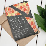 Convites Fatia de Aquarela | Kids Pizza Party Birday<br><div class="desc">Convide amigos para a festa de pizza do seu filho com estes convites bonitos. Design apresenta os detalhes da sua festa rodeados por fatias coloridas de pizza de pepperoni com cor d'água em um fundo chalkboard rústico. Adicione os detalhes da sua parte usando os campos modelo fornecidos.</div>