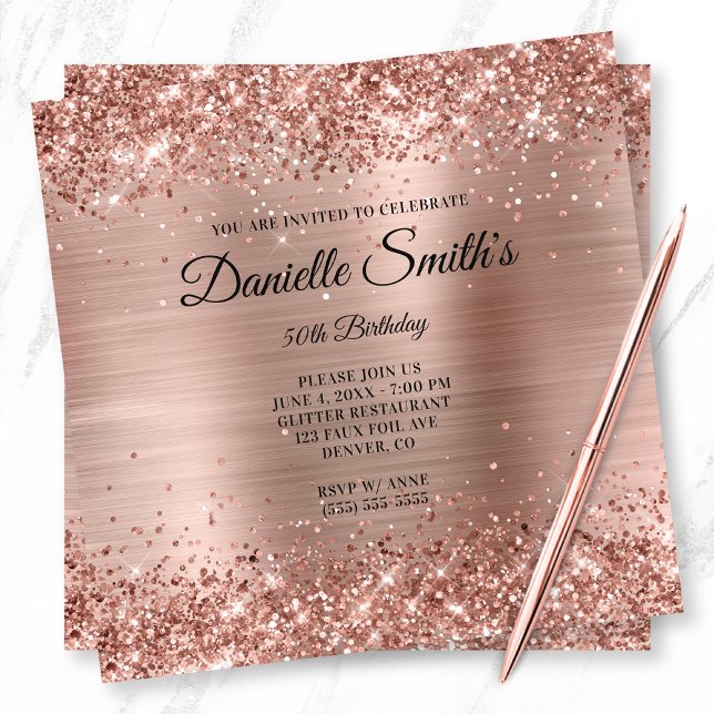 Convites Faux Rosa Dourado Glitter Foil Monograma 50. º Ani (Glittery Rose Gold 50th Birthday Invite for Her)