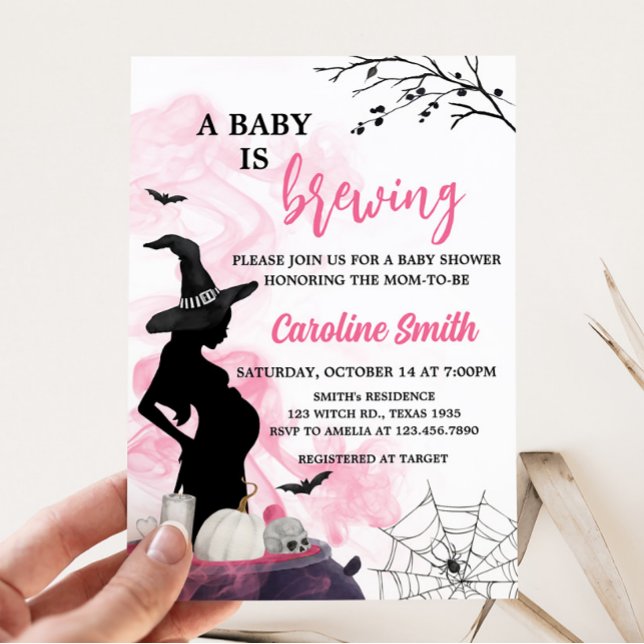 Convites Feiticeira Rosa Um Bebê está criando Chá de fralda (Girl Halloween Baby Shower Invitation)