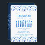 Convites Feliz Hanukkah Bela Festa Judaica<br><div class="desc">Convite Feliz para a Festa de Hanukkah - Linda Carta de Férias Judaicas. Fundo da festa judaica Chanukkah com símbolos decorativos tradicionais de Chanuka - dreidels de madeira (pião), donuts, hanukkiah menorá, velas, estrela de David e papel de parede de luzes brilhantes no padrão azul-marinho. Decoração do Evento do Festival...</div>