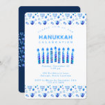 Convites Feliz Hanukkah Belo Feriado Judeu<br><div class="desc">Feliz Convite de festas Hanukkah Belo Cartão de Férias Judaicas. Históricos de Holiday Chanukkah judeus com símbolos decorativos tradicionais de Chanuka - sonhos de madeira (rodando), rosquinhas, menorah hanukkiah, velas, estrela de David e padrão azul de marinho de papel de parede brilhando. Festa de Chanucá das Luzes Decoração do Evento....</div>