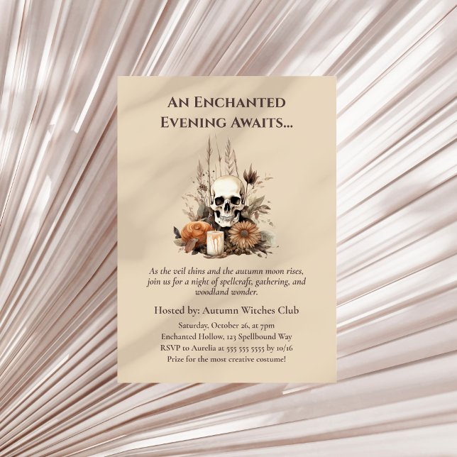 Convites Festa Boho Gothic Fall com Crânio e Flores (Boho Gothic Fall Party with Skull and Flowers Invitation on a boho neutral dry palm leaf)