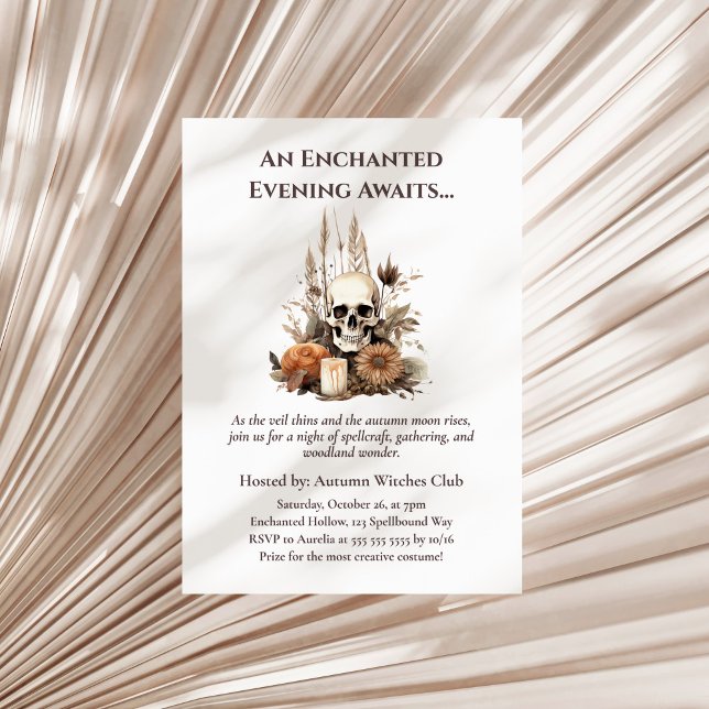 Convites Festa Boho Gothic Fall com Crânio e Flores (Boho Gothic Fall Party with Skull and Flowers Invitation on a sunny neutral dry palm leaf.)