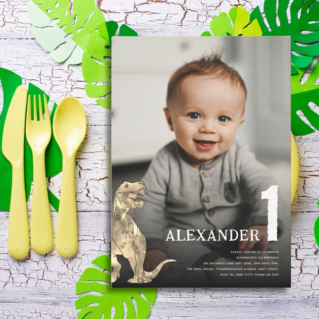 Convites Festa de 1º Aniversário do Dinossauro Moderno Foto (Dinosaur 1st birthday party custom photo invitation modern design with T-Rex dino watercolor )