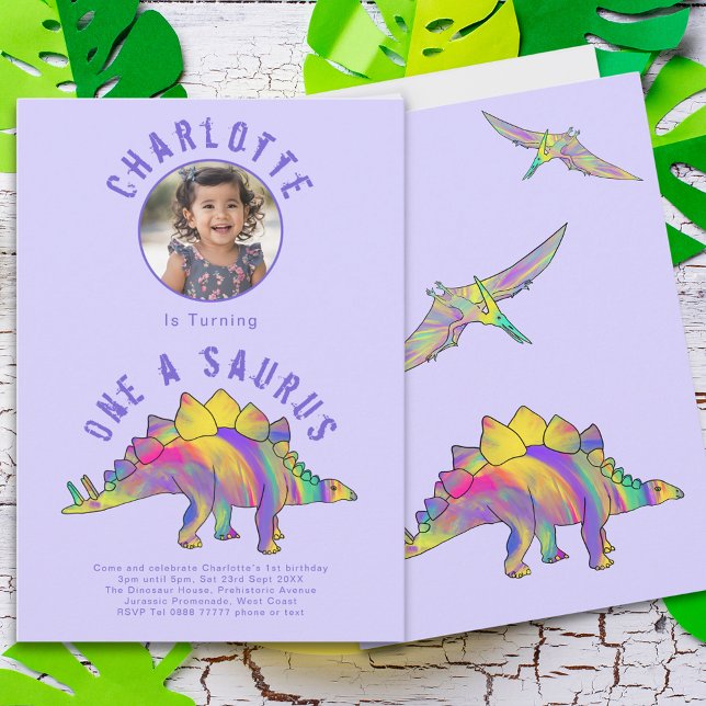 Convites Festa de 1º Aniversário do Dinossauro Roxo (Dinosaur 1st birthday party invitation one-a-saurus colorful watercolor dino stegosaurus pterodactyl)