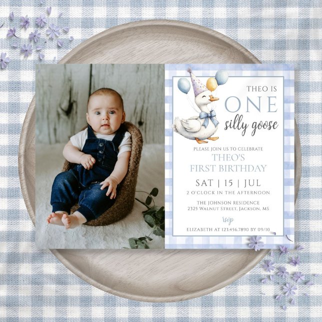 Convites Festa de 1º Aniversário do Menino Foto de um Ganso (One Silly Goose Photo Blue Boy 1st Birthday Party Invitation)