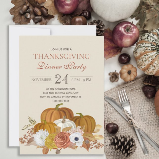 Convites Festa de Ação de Graças Elegante Rústica (Rustic Thanksgiving Dinner invitation with orange and white pumpkins and fall floral.)