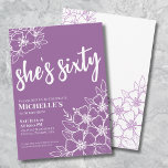 Convites Festa de aniversário 60ª roxa<br><div class="desc">Elegante Chic Sessenta Roxo 60º Convite de aniversário. Um divertido mas elegante 60º convite de aniversário com flores roxas e brancas giras para os jovens de coração. Um padrão de flores brincalhão enquadra uma tipografia de script "ela tem cinquenta anos" misturada com uma fonte mais clássica de serifa. Celebrar sessenta...</div>