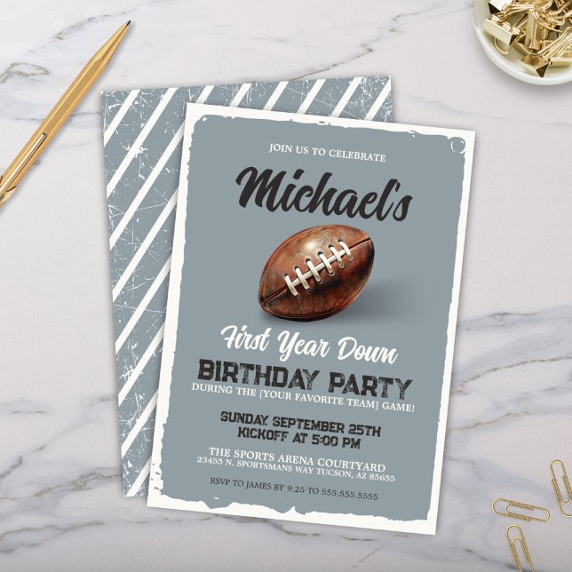 Convites Festa de Aniversário de 1 Ano com Tema de Futebol  (Vintage grey football theme party invitation with antique football for 1st birthday or watch party)