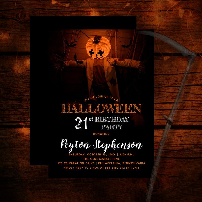 Convites Festa de aniversário de 21 anos de Halloween do As (Creepy barn scene pumpkin scarecrow adult Halloween 21st Birthday Party Invitation)