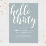 Convites Festa de aniversário de 30 anos Branco Azul-claro-<br><div class="desc">Celebre seu estilo de aniversário de 30 anos com este convite de aniversário moderno e chique. Com um bonito fundo azul claro,  a tipografia do roteiro branco diz "Olá trinta". Por baixo,  na tipografia branca moderna,  você pode facilmente personalizar com seus detalhes.</div>