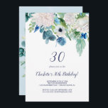 Convites Festa de aniversário de 30 anos de Flores Brancas<br><div class="desc">Este convite de festas clássico de aniversário de 30 anos de flores brancas é perfeito para uma festa de aniversário primavera. O elegante design floral apresenta marfim macio e rosas brancas,  peonias e crisântemo com toques de flores azuis de cor azul-rosada e folhagem verde.</div>
