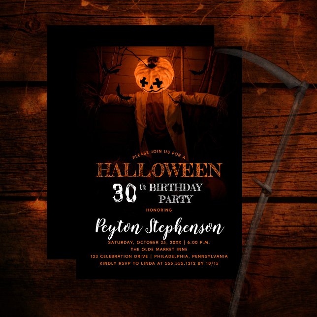 Convites Festa de aniversário de 30 anos de Halloween do As (Creepy barn scene pumpkin scarecrow adult Halloween 30th Birthday Party Invitation)