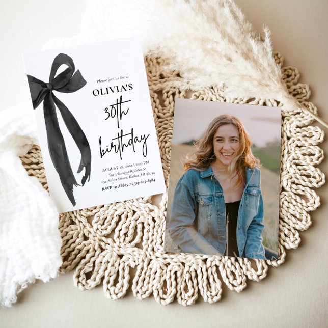 Convites Festa de aniversário de 30 anos Preto de Cores d'Á (Watercolor Modern Elegant Coquette Black Bow Photo 30th Birthday Party Invitation)