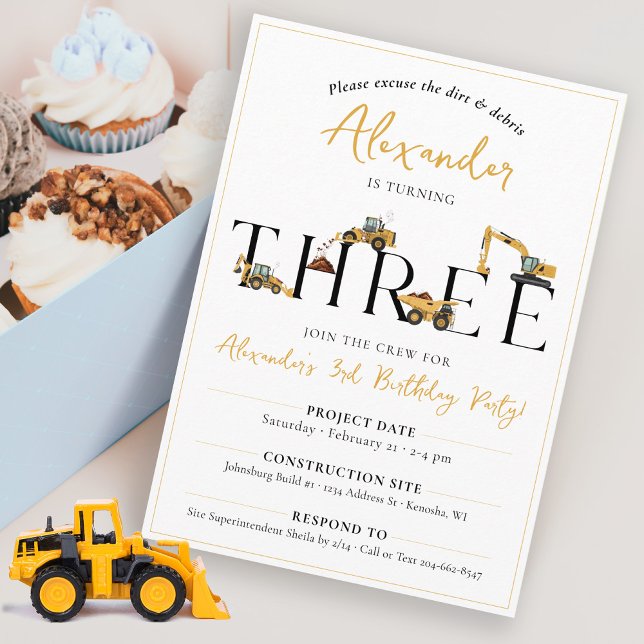 Convites Festa de aniversário de 3 anos de Bombeiros de Con (Cute modern minimalist dump truck construction THREE 3rd birthday party invitation for a boy)