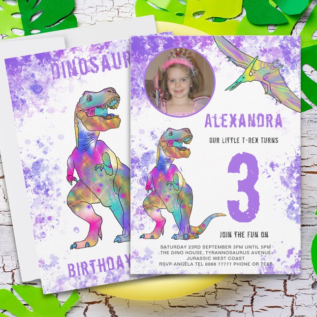Convites Festa de aniversário de 3 anos Dinossauras (Girls dinosaur 3rd birthday party invitation with photo template purple watercolor splash)