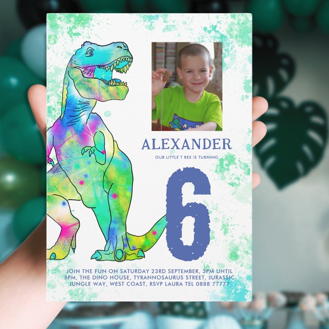 Convites Festa de aniversário de 6 de Dinossauro T-Rex (T-Rex Dinosaur 6th birthday party photo template invitation colorful dino green watercolor splash)