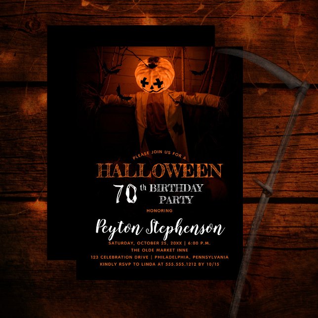 Convites Festa de aniversário de 70 do Assustador de Abóbor (Creepy barn scene pumpkin scarecrow adult Halloween 70th Birthday Party Invitation)