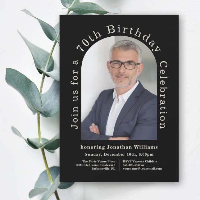 Convites Festa de aniversário de 70 preto com arco de fotos (A stylish sophisticated 70th birthday invitation with arched photo template to personalize.)