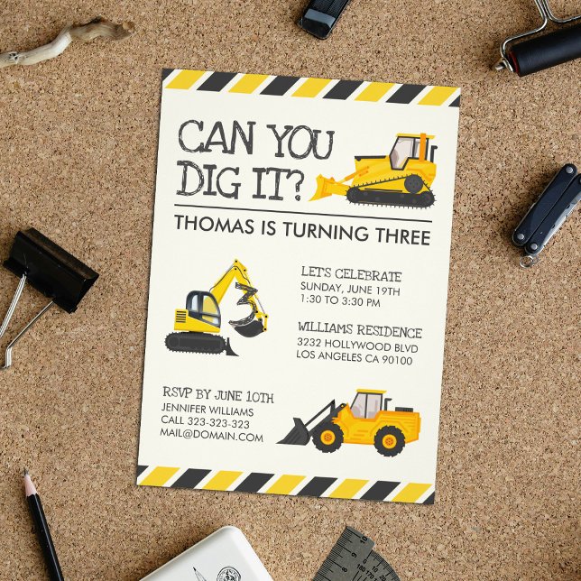 Convites Festa de aniversário de construção (Kids Construction Birthday Party Invitation on Table)