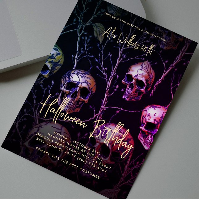 Convites Festa de aniversário de Dia das Bruxas Dourada, Ca (Adult Halloween Birthday Party Gold Purple Skull Modern Invitation
)