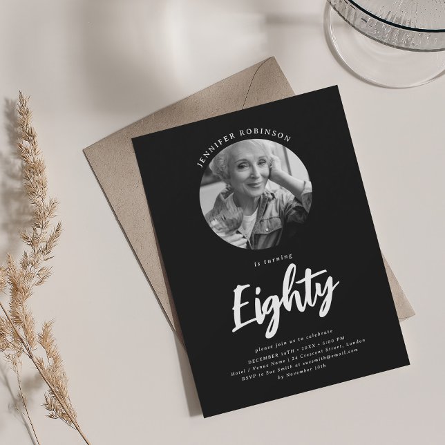 Convites Festa de aniversário de Fotografia com Script Mini (Minimalist Script Photo 80th Birthday Party Black Invitation)