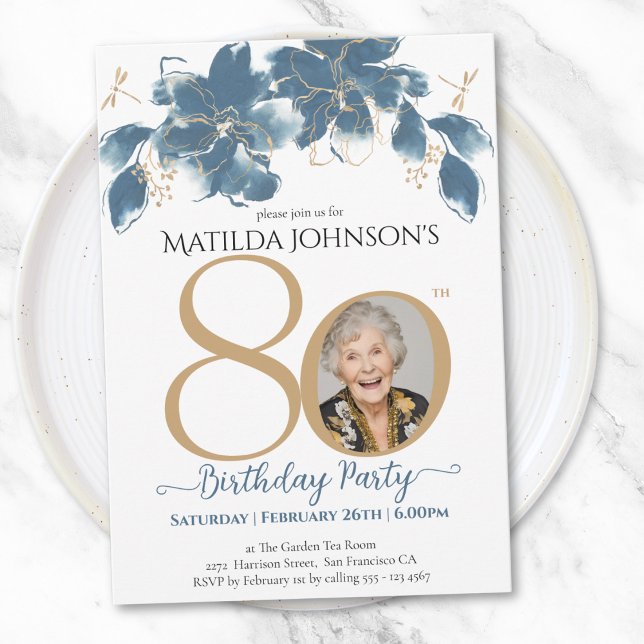 Convites Festa de aniversário de Fotografia Personalizada D (Floral Blue Gold Custom Photo 80th Birthday Party Invitation)