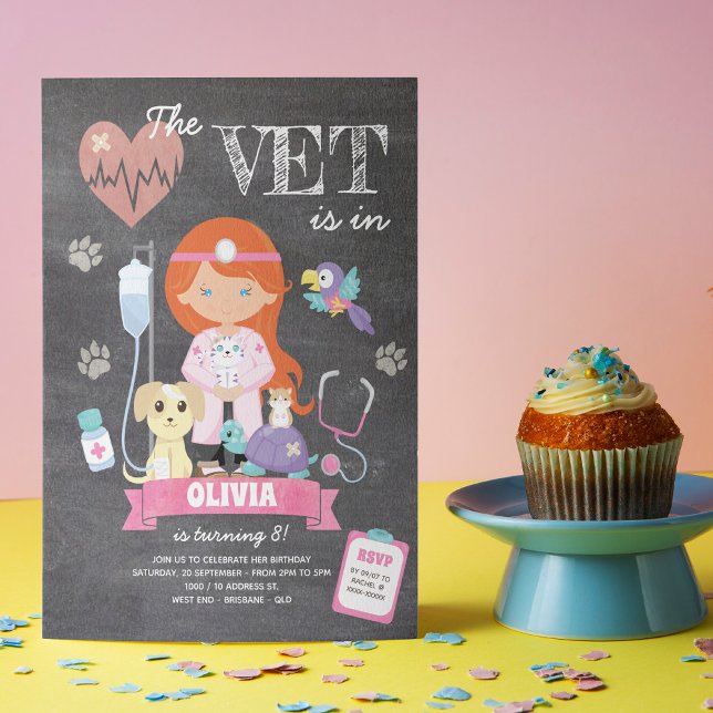 Convites Festa de aniversário de Vet de Garota Calkboard Re (This girl’s vet birthday invitation is just the right medicine to your celebration!)